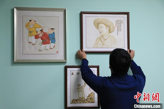 河南新乡：烙画艺人致力于烙画传承发展