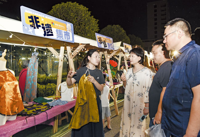 非遗集市人气旺