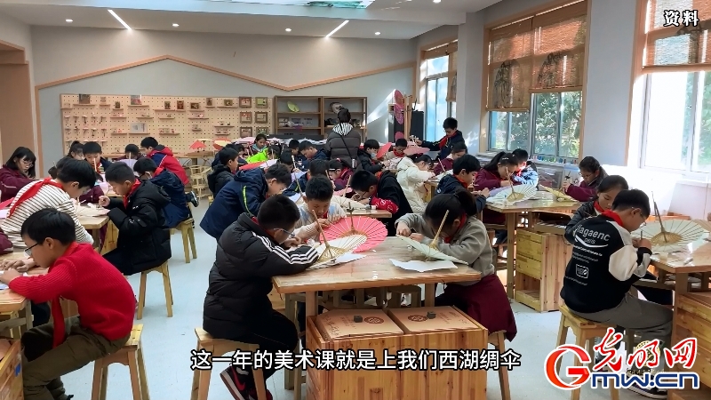 中国非遗年度人物｜“西湖之花”绽放小学课堂 非遗传承要“从娃娃抓起”！