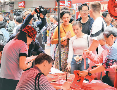 庙街迎新春 香港年味浓