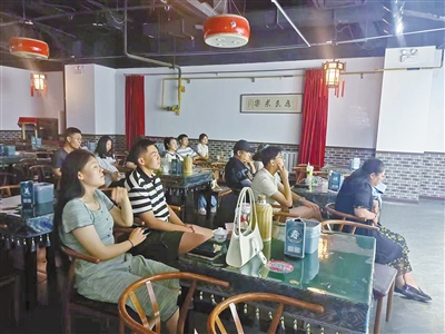 醒木一拍论古今 金嗓一开说百态