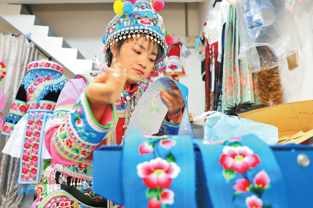 漾濞彝族刺绣：针线传绝技 非遗展魅力