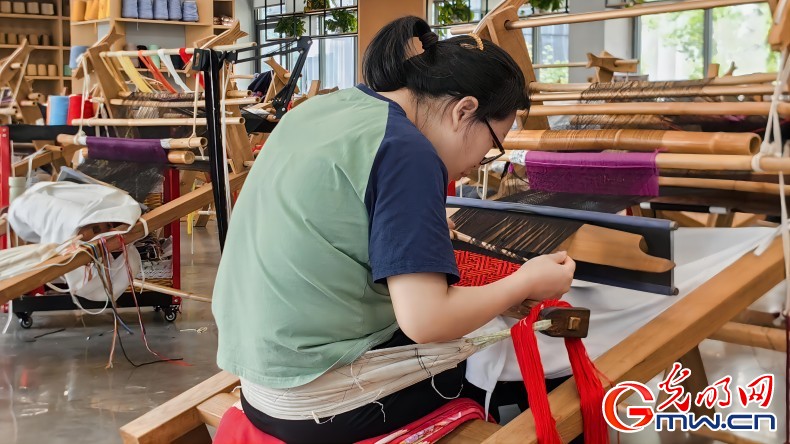非遗工坊采风行｜土家族织锦：一面是千年图腾 一面是幸福画卷