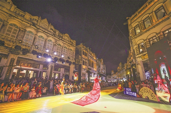 非遗走秀“点靓”骑楼老街 非遗走秀“点靓”骑楼老街