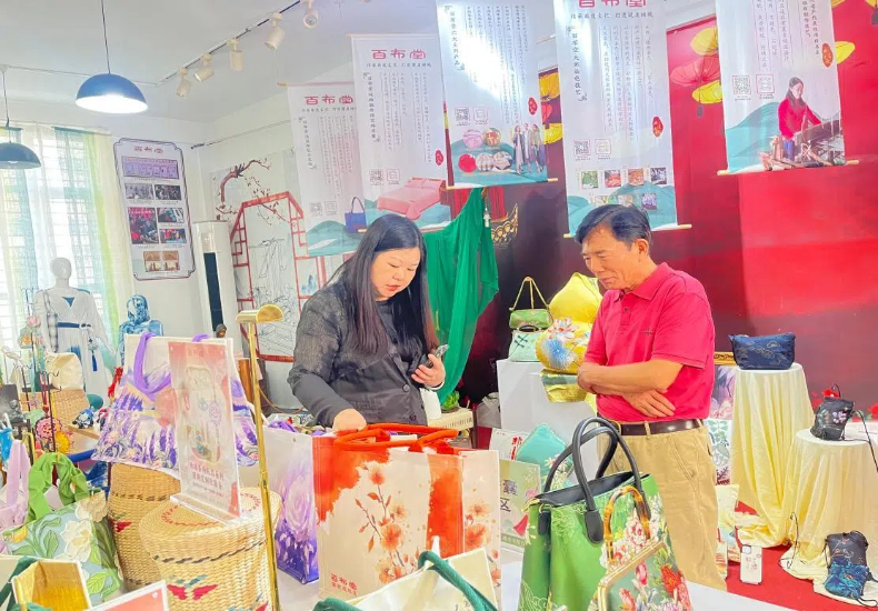 为枣阳粗布技艺传承发展注入新动能 为枣阳粗布技艺传承发展注入新动能