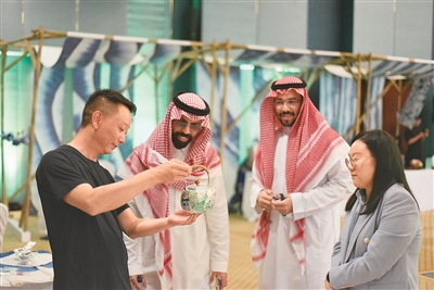 云南丽江珐琅银器:银丝为骨 釉上写“诗”