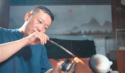 云南丽江珐琅银器:银丝为骨 釉上写“诗”