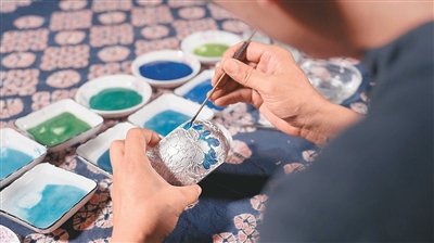 云南丽江珐琅银器:银丝为骨 釉上写“诗”