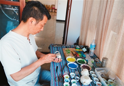 云南丽江珐琅银器:银丝为骨 釉上写“诗”