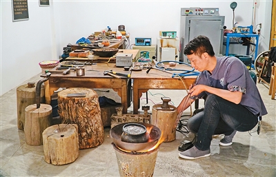 云南丽江珐琅银器:银丝为骨 釉上写“诗”