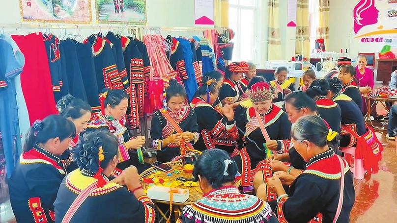 双江传承拉祜族服饰文化——好手艺织就新生活