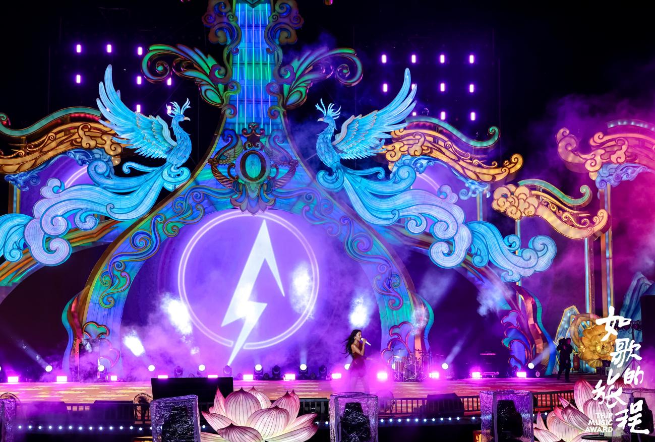 非遗灯艺邂逅民族电音 自贡千年灯会焕新绽放