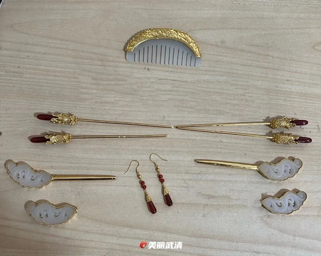 秦岚、王楚然戴着武清“非遗”上春晚