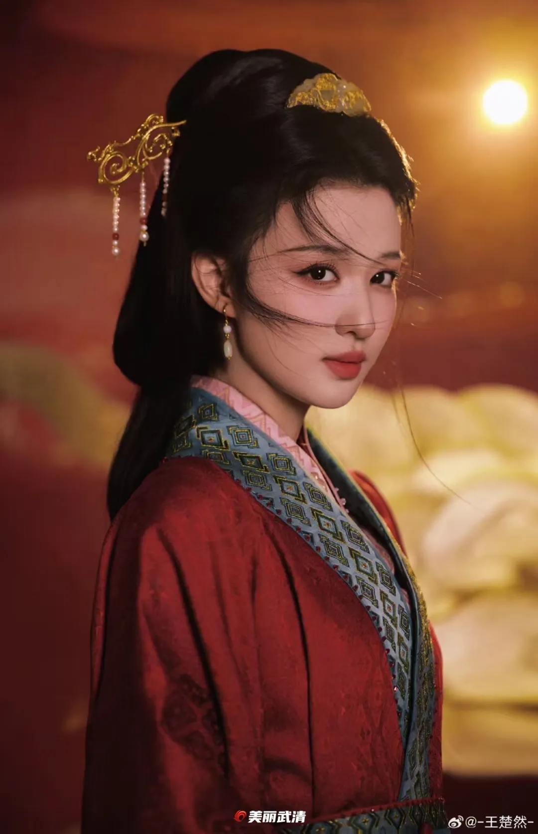 秦岚、王楚然戴着武清“非遗”上春晚