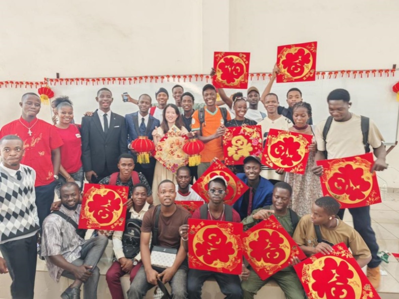 葫芦丝遇上非洲鼓 中国非遗点亮外国校园 葫芦丝遇上非洲鼓 中国非遗点亮外国校园