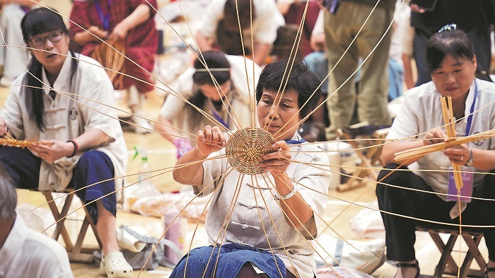 柳编艺人赛技能