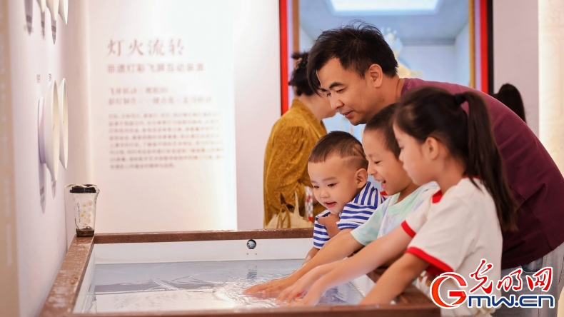 五十六颗石榴籽 因非遗“抱”得更紧