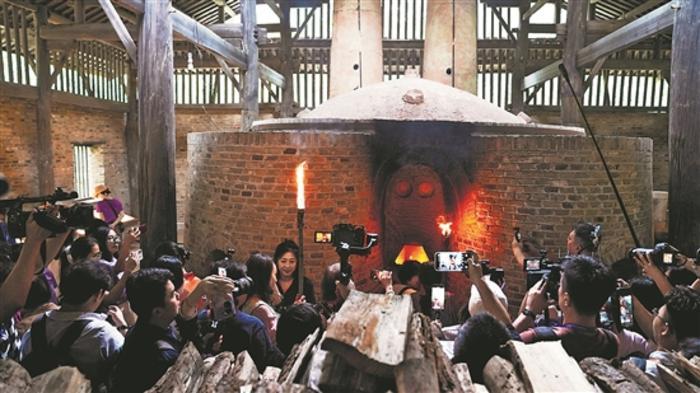 江西景德镇:元代馒头窑复烧点火 江西景德镇:元代馒头窑复烧点火