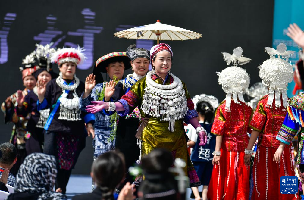 贵州台江举办姊妹节“T台”服饰秀