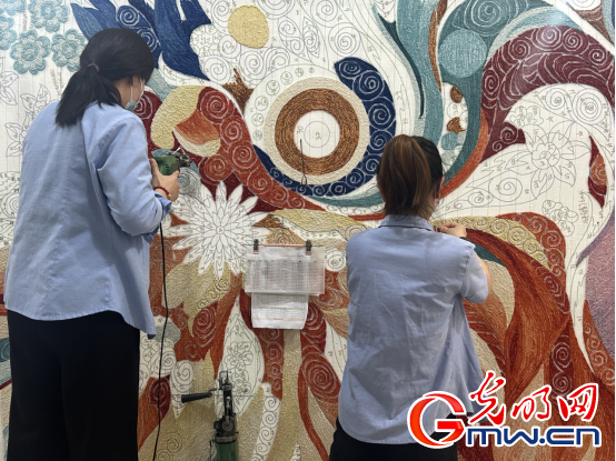非遗工坊采风行丨非遗与科技的奇妙碰撞 让传统地毯焕发新生机