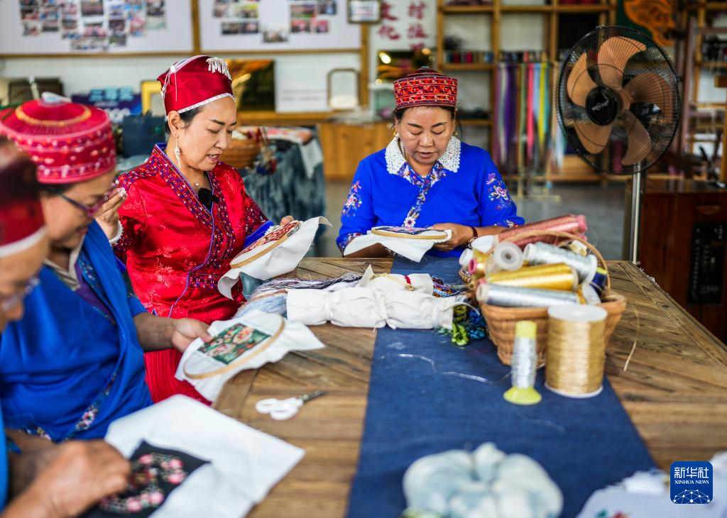 苗族绣娘龙禄颖:巧手绣出锦绣天地