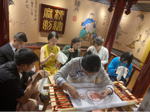 从川北乡村到欧洲校园 一双绣针架起文化之桥 从川北乡村到欧洲校园 一双绣针架起文化之桥