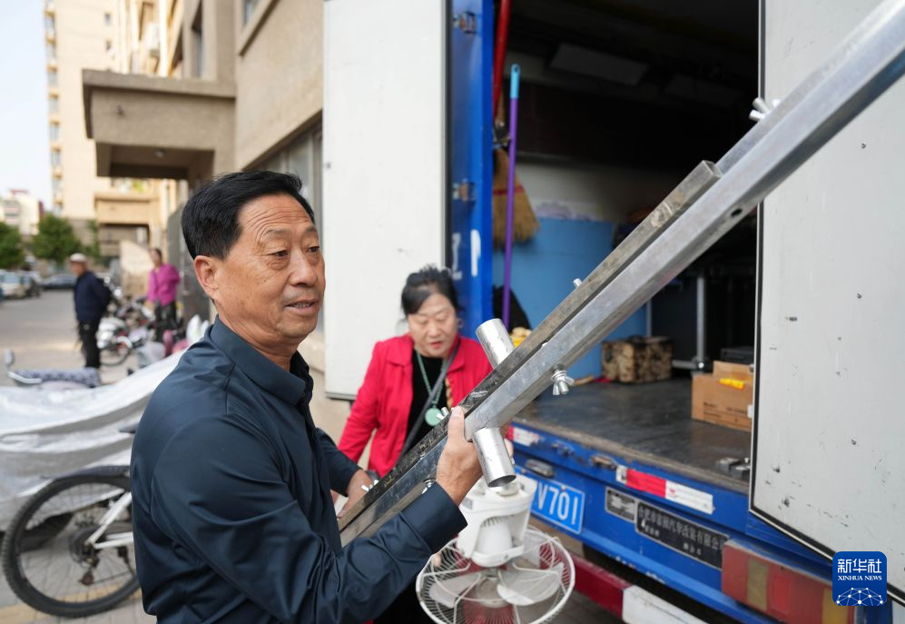 十指翻飞 光影逐梦:皮影演绎传统故事