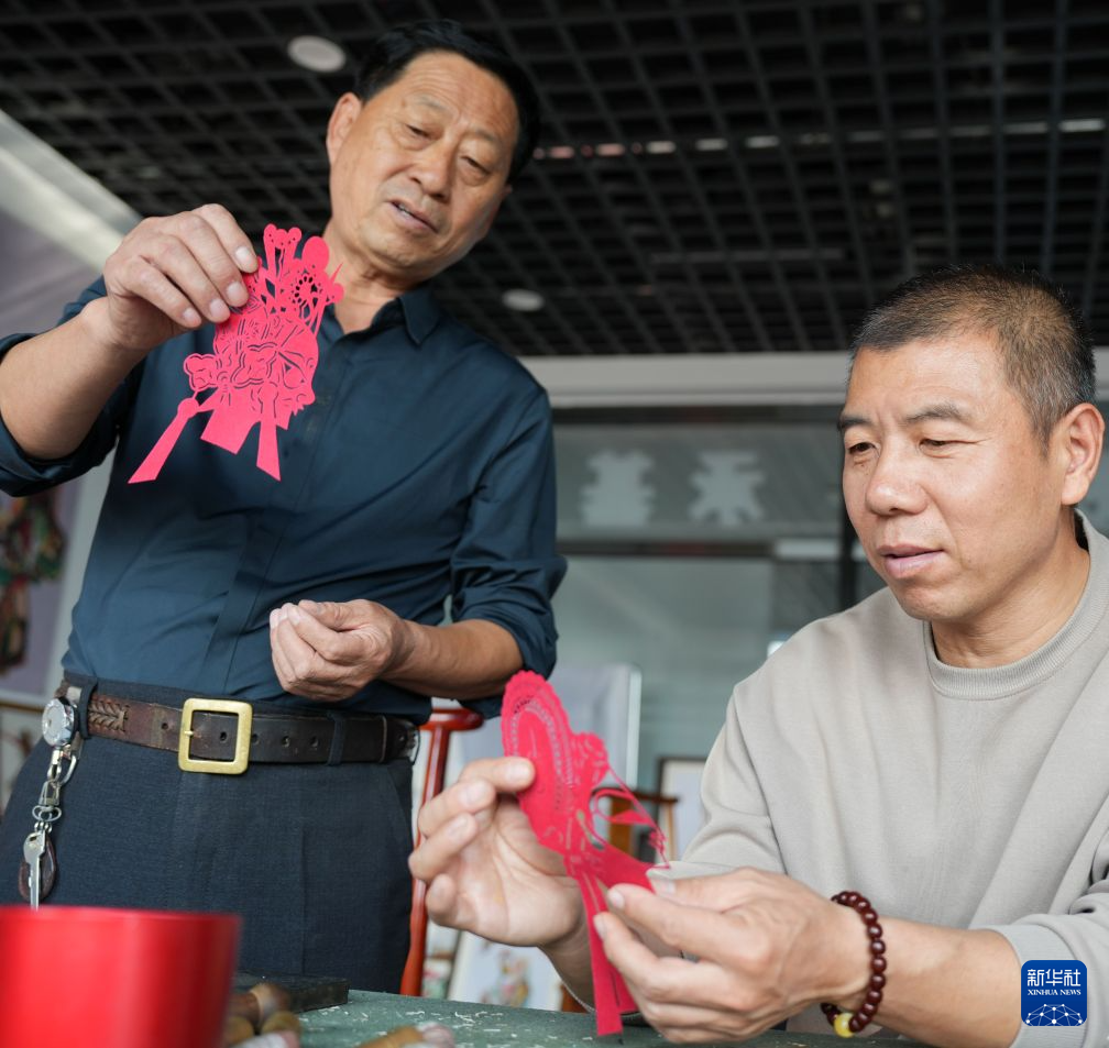十指翻飞 光影逐梦:皮影演绎传统故事