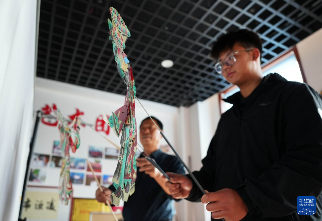 十指翻飞 光影逐梦:皮影演绎传统故事