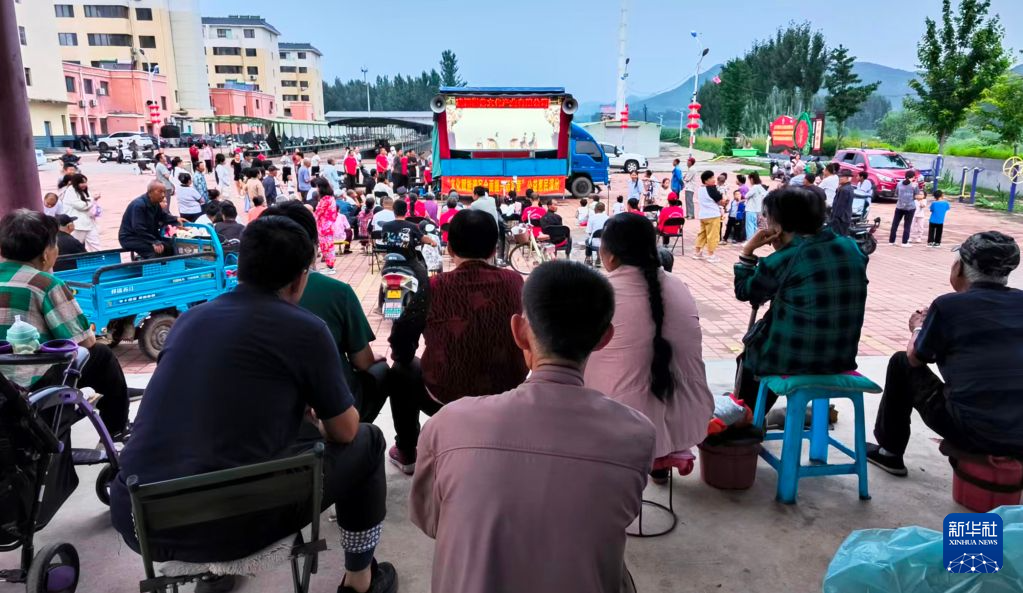 十指翻飞 光影逐梦:皮影演绎传统故事