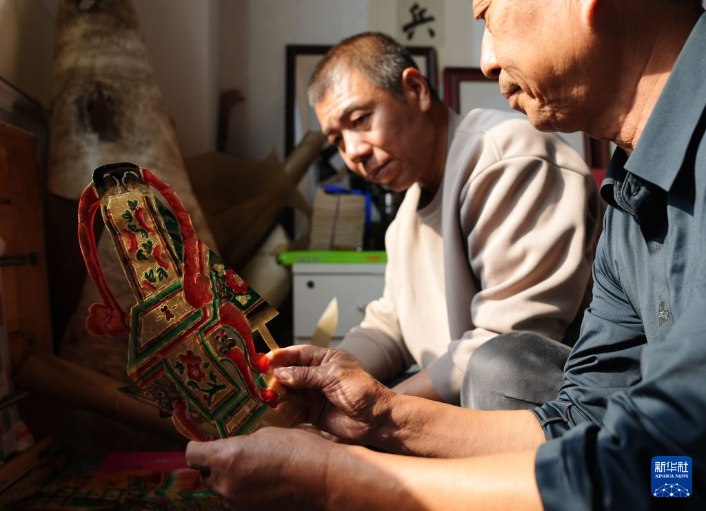 十指翻飞 光影逐梦:皮影演绎传统故事