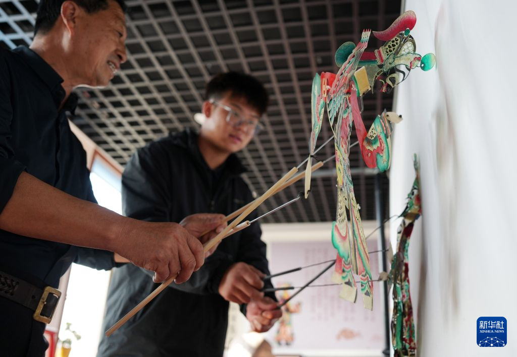 十指翻飞 光影逐梦:皮影演绎传统故事